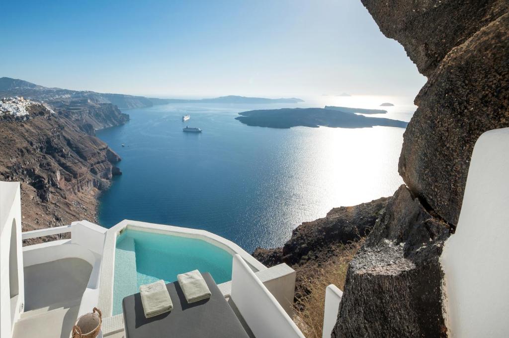 Aqua Luxury Suites by NOMÉE Hospitality Group in Imerovigli