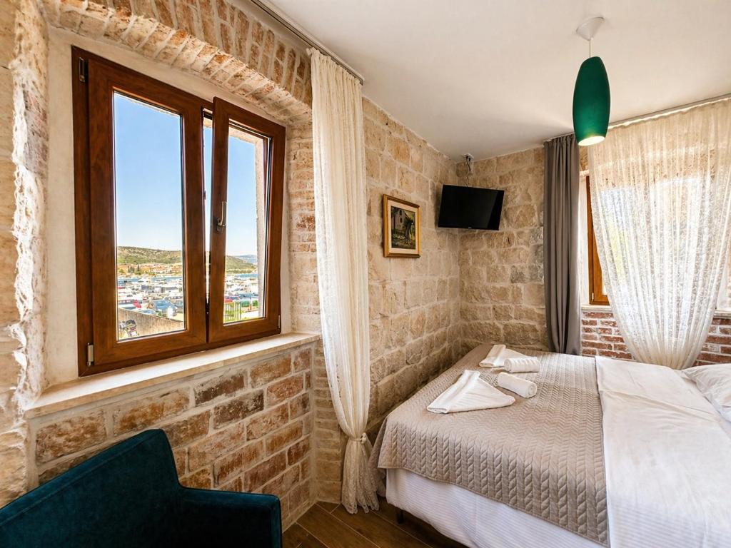 Boutique Rooms Malo More - Old Town and Parking in Trogir