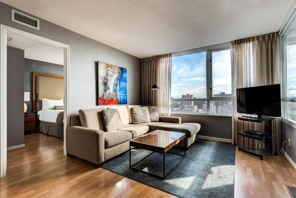 Carmana Hotel & Suites in Vancouver