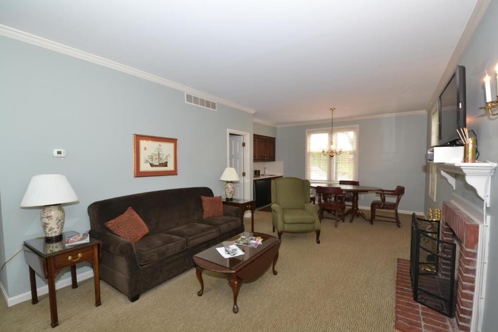 Century Suites Hotel in Bloomington