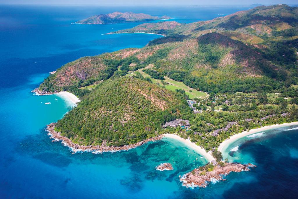 Constance Lemuria in Praslin