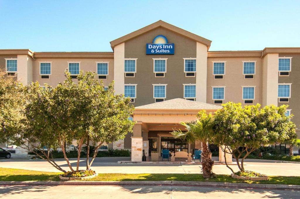 Days Inn & Suites by Wyndham San Antonio near Frost Bank Center in San Antonio