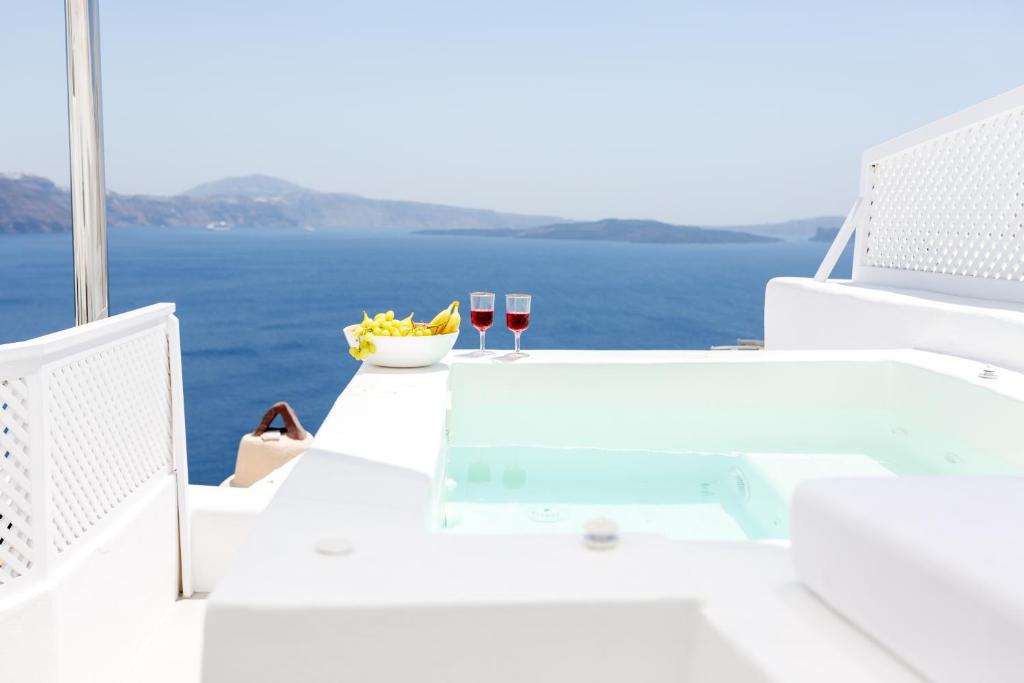 Delta Suites in Oia