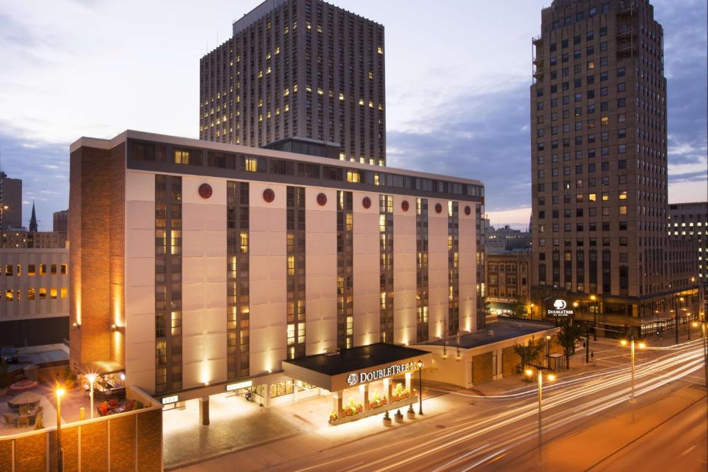 DoubleTree by Hilton Milwaukee Downtown in Milwaukee