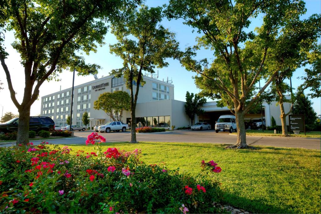 DoubleTree by Hilton Wichita Airport in Wichita