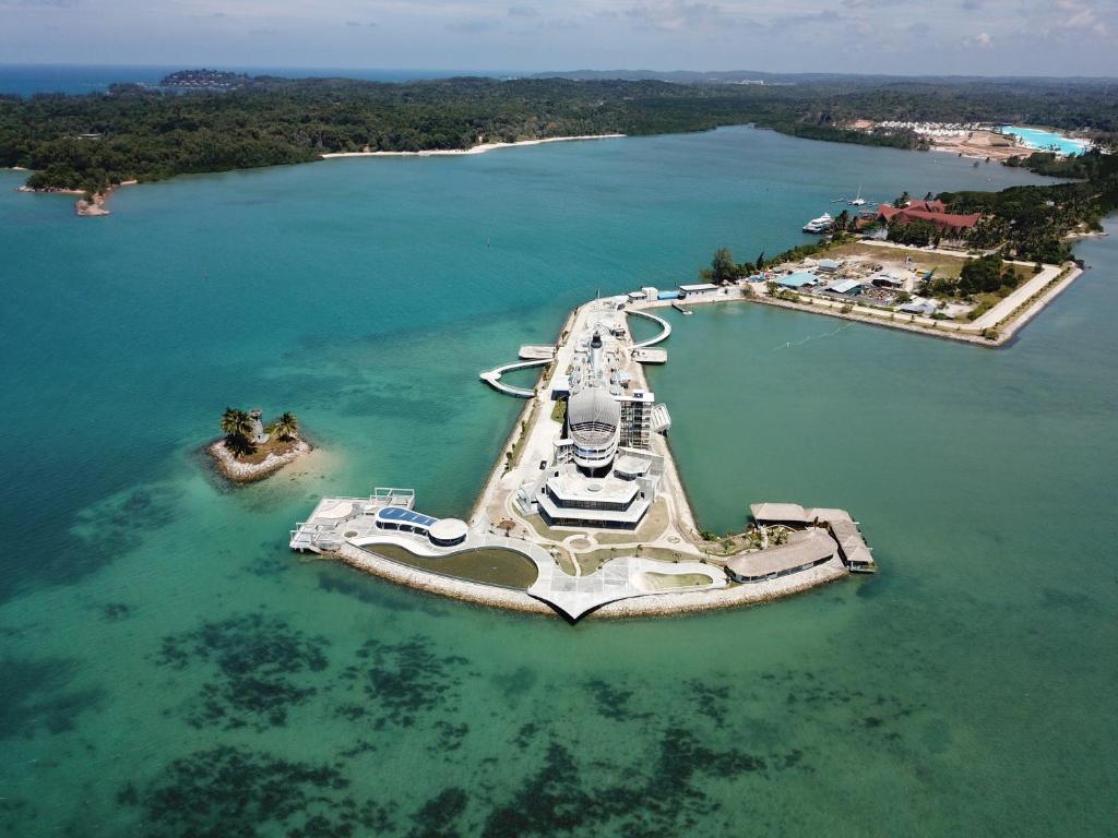 Doulos Phos The Ship Hotel in Bintan
