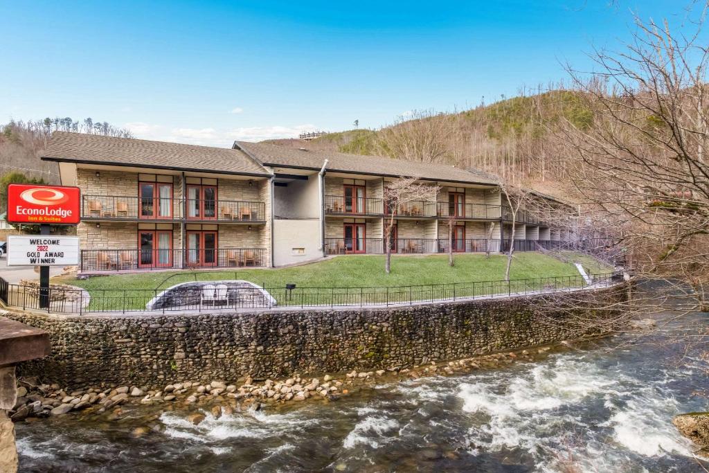 Econo Lodge Inn & Suites on the River in Gatlinburg