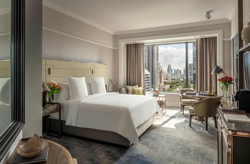 Four Seasons Hotel Singapore in Singapore