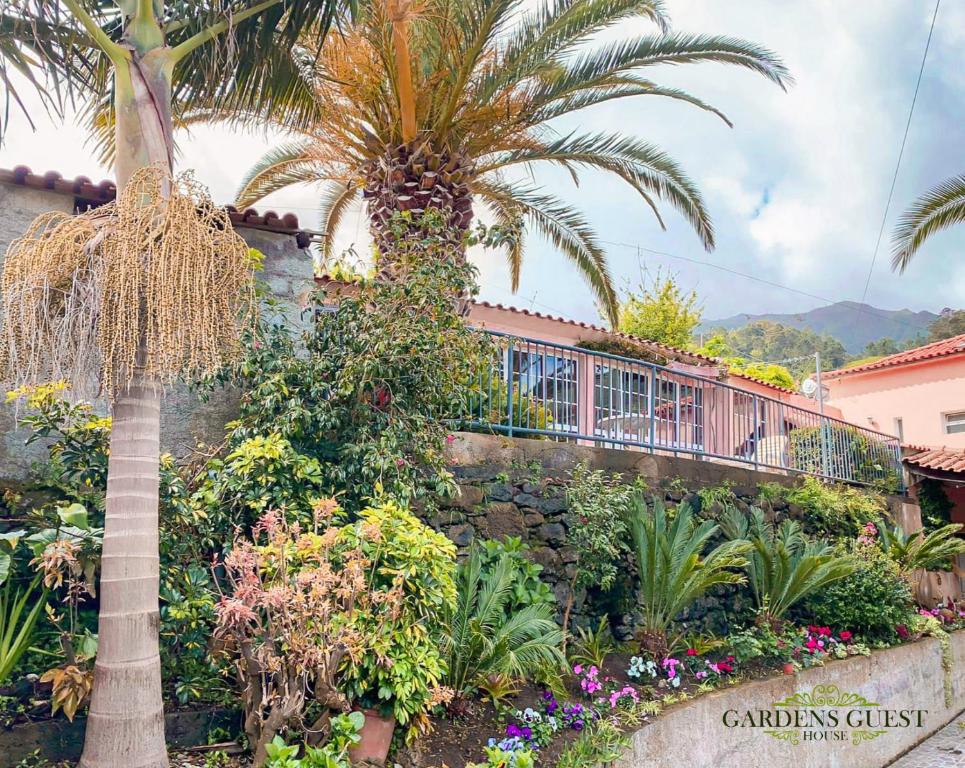 Gardens Guest House-Hostel in São Vicente