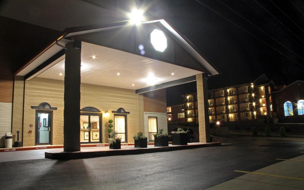 Grand View Inn & Suites in Branson