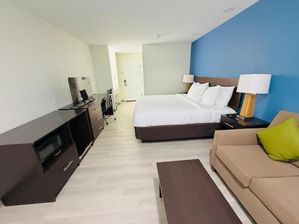 Hallmark Inn & Suites Newly Renovated Rooms San Antonio⦠in San Antonio