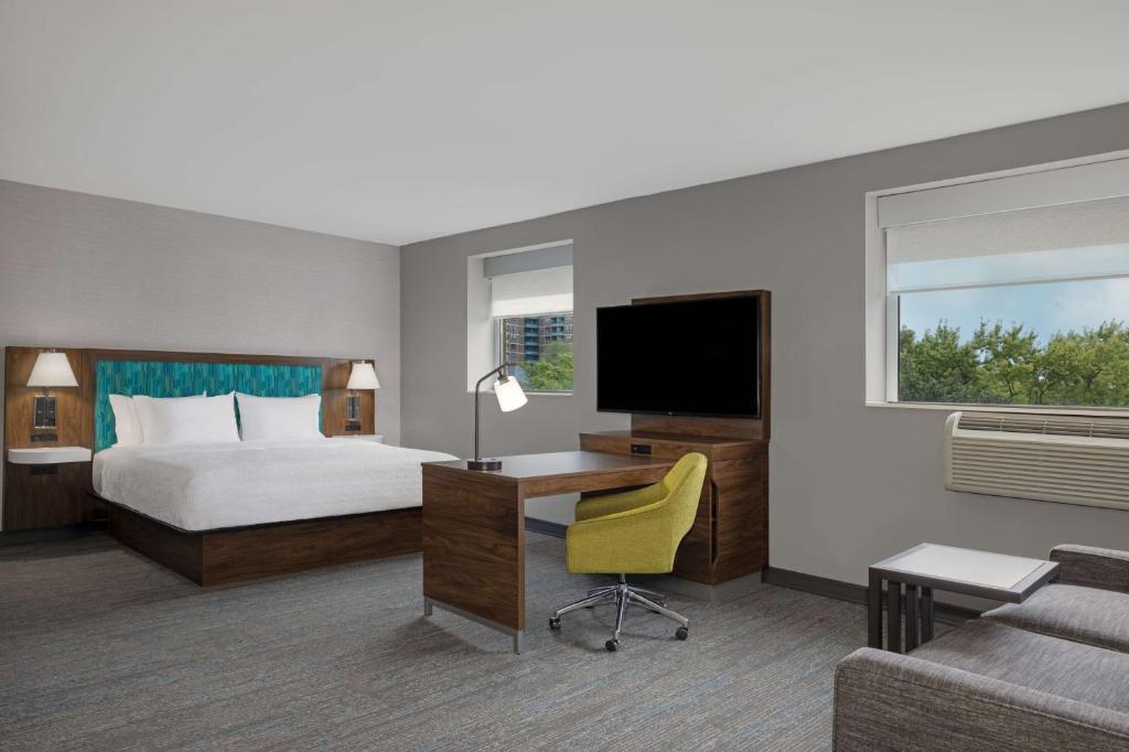 Hampton Inn & Suites by Hilton Toronto Downtown in Toronto