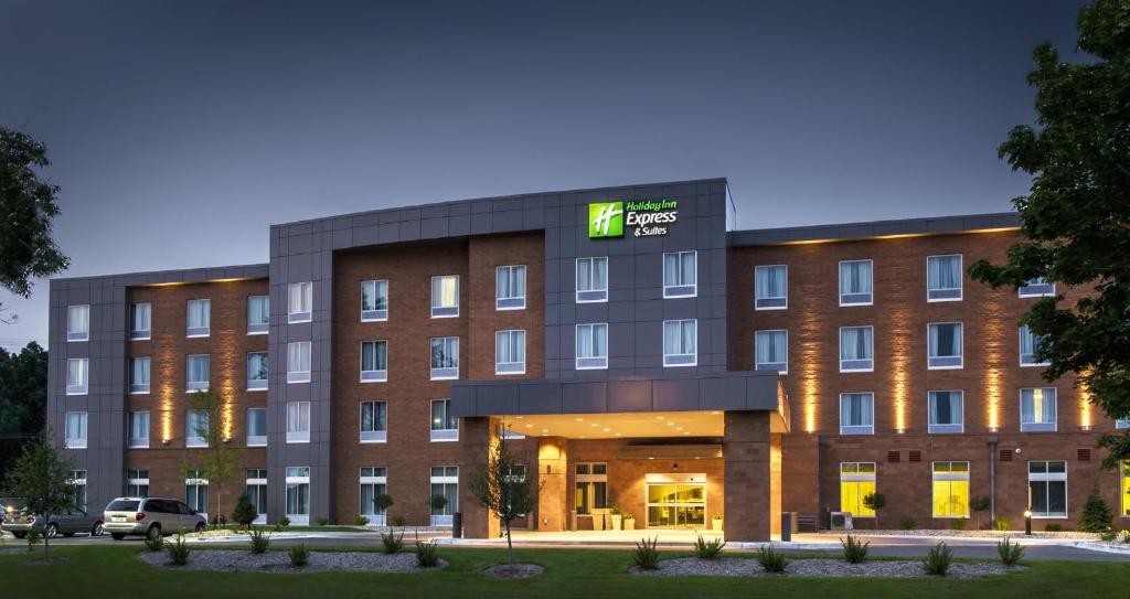 Holiday Inn Express and Suites Madison Central by IHG in Madison