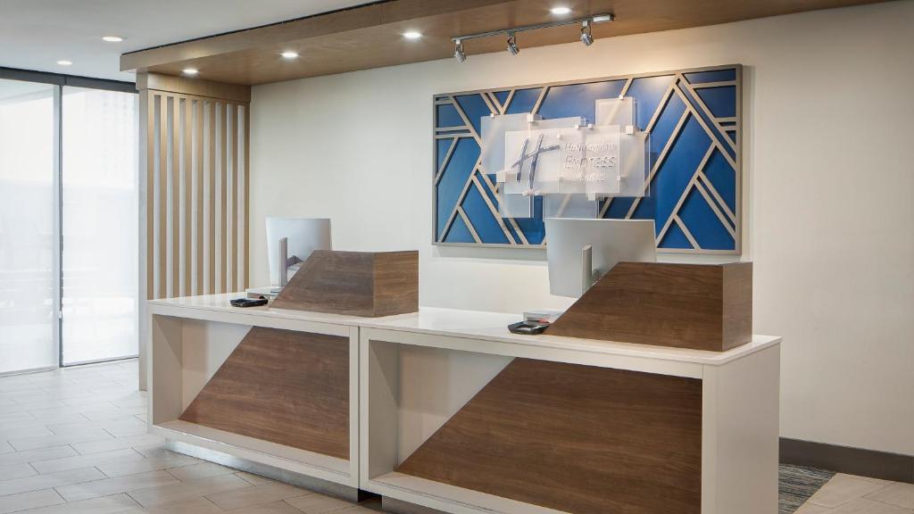 Holiday Inn Express Dallas Market Center by IHG in Dallas