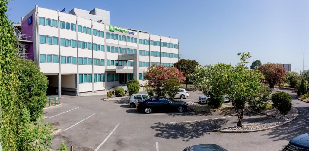 Holiday Inn Express Lisbon Airport by IHG in Loures