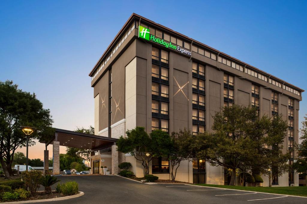 Holiday Inn Express - San Antonio Airport by IHG in San Antonio