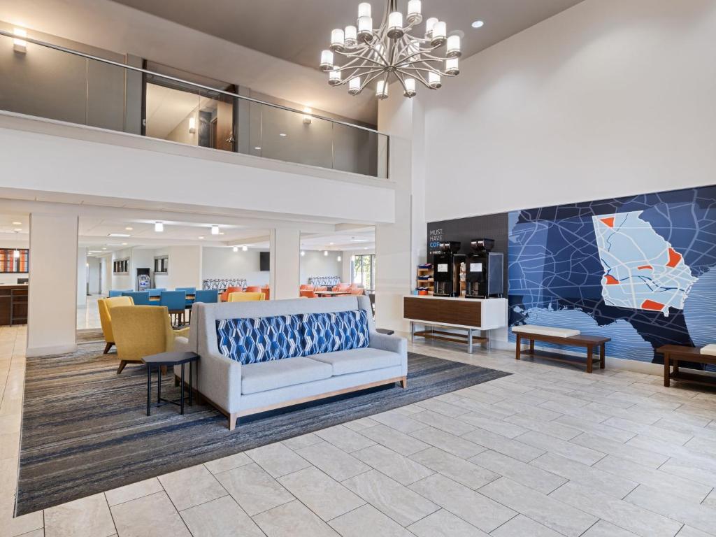 Holiday Inn Express & Suites Augusta West in Augusta