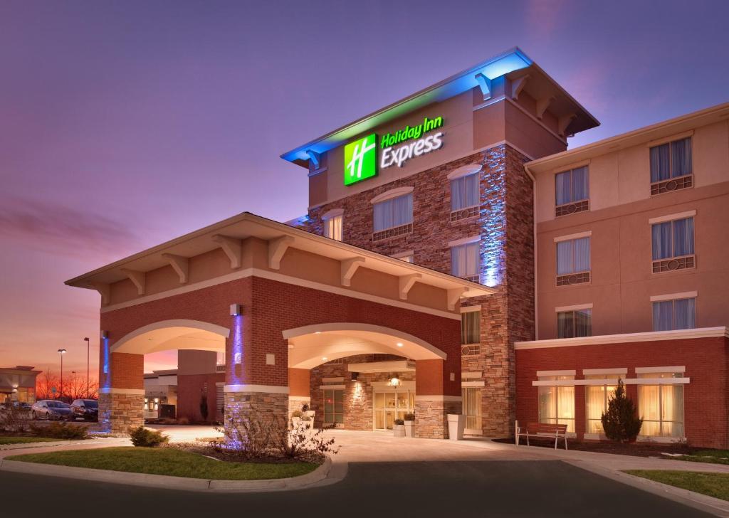 Holiday Inn Express & Suites Overland Park by IHG in Overland Park