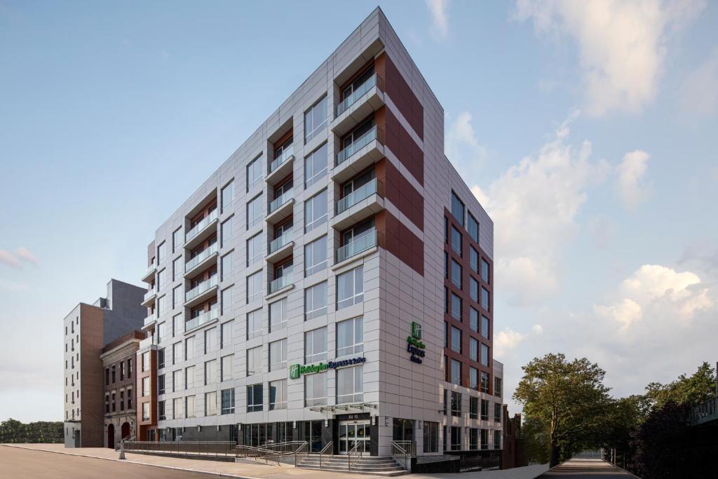Holiday Inn Express & Suites Woodside LaGuardia Airport in New York City