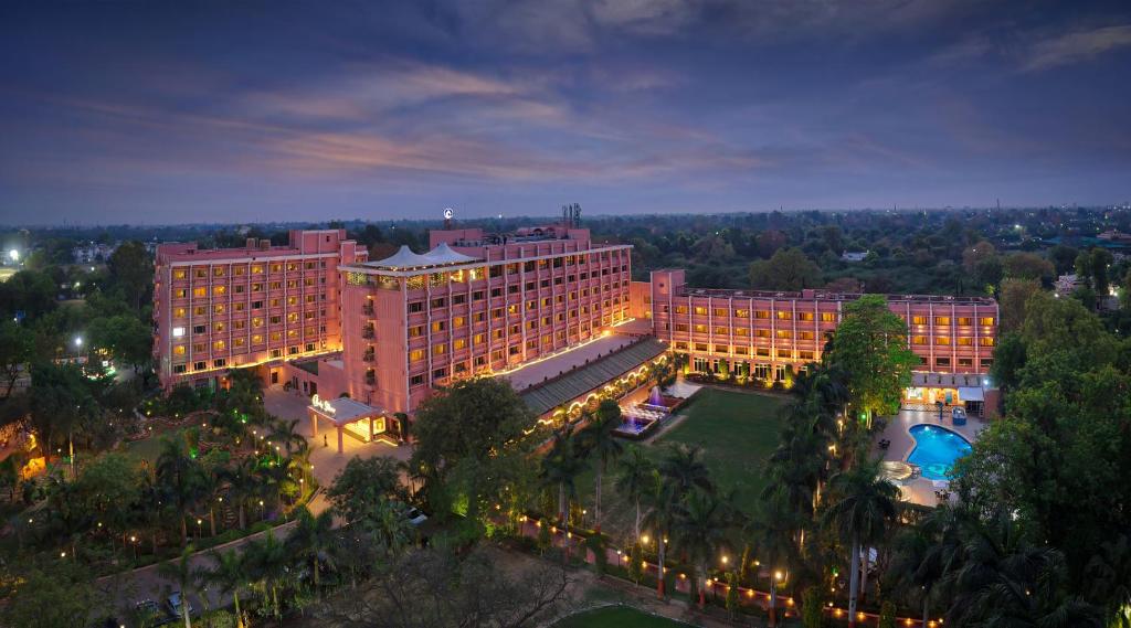 Hotel Clarks Shiraz in Agra