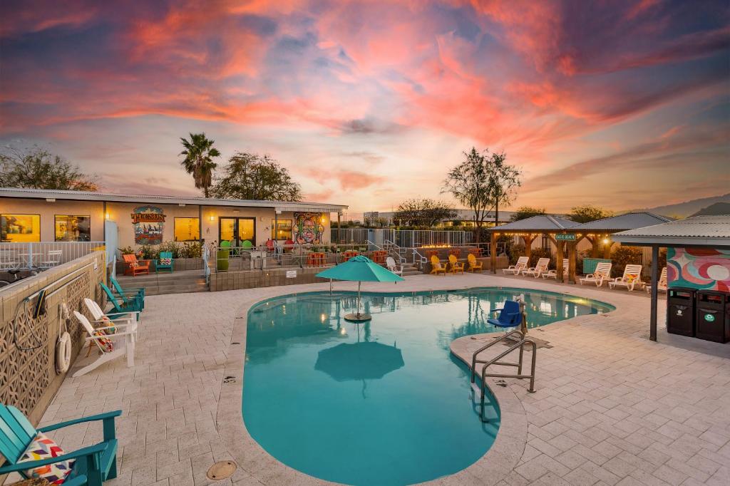 Hotel McCoy Tucson - Art, Coffee, Beer, Wine, Pool in Tucson