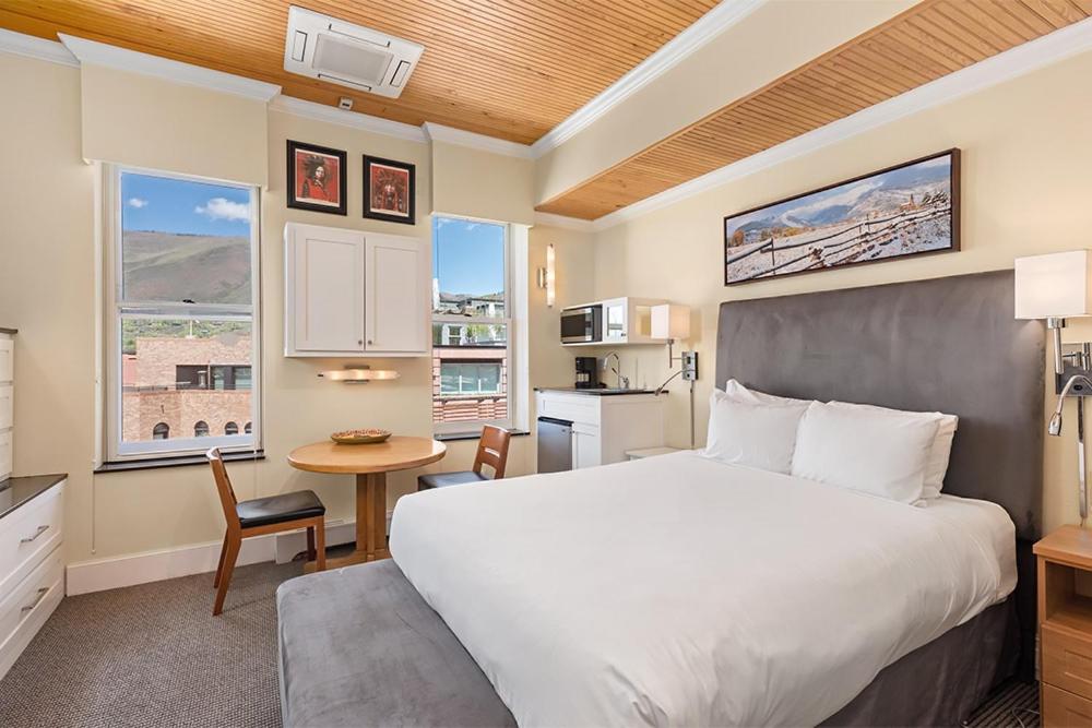 Independence Square 305, Remodeled, 3rd Floor Hotel Room in… in Aspen