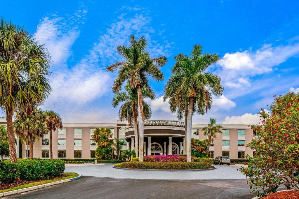 La Quinta by Wyndham Naples Downtown in Naples