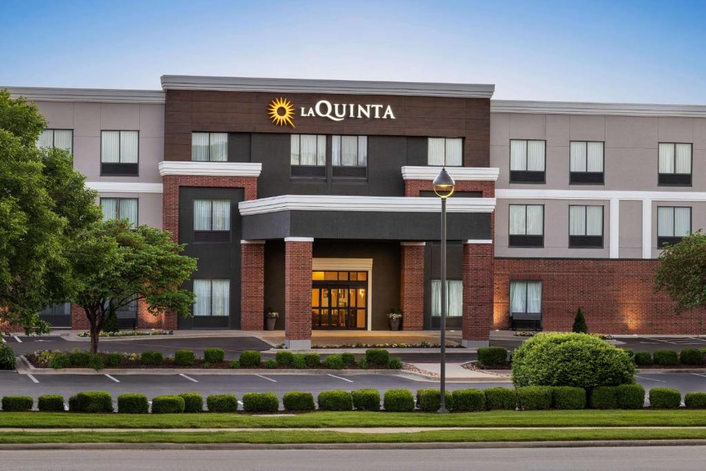 La Quinta by Wyndham Springfield Airport Plaza in Springfield