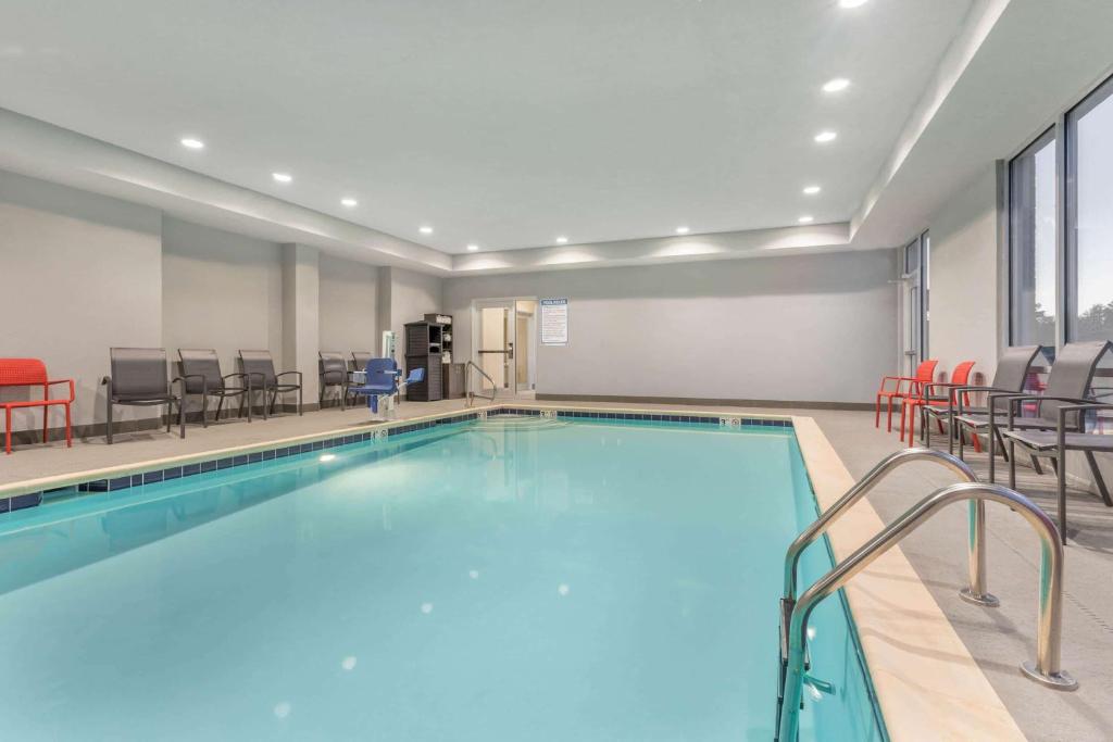 La Quinta Inn and Suites by Wyndham Bloomington in Bloomington