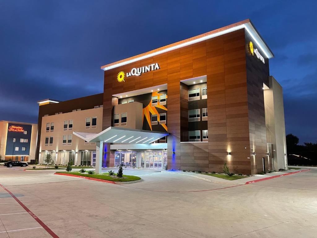 La Quinta Inn & Suites by Wyndham Dallas/Fairpark in Dallas