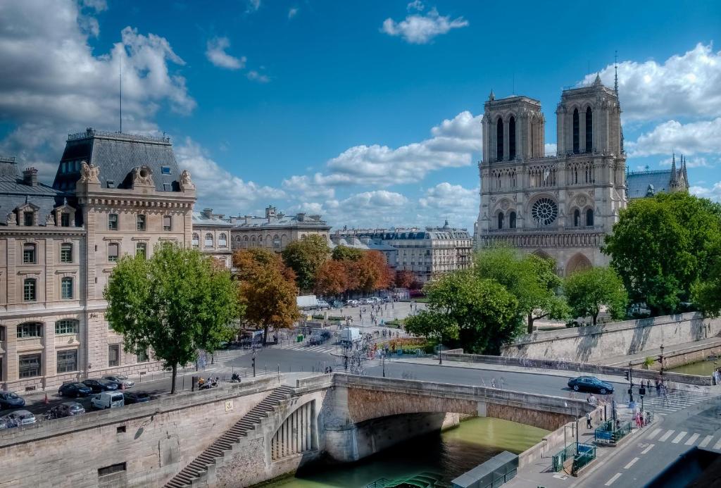 Les Rives de Notre-Dame in Paris