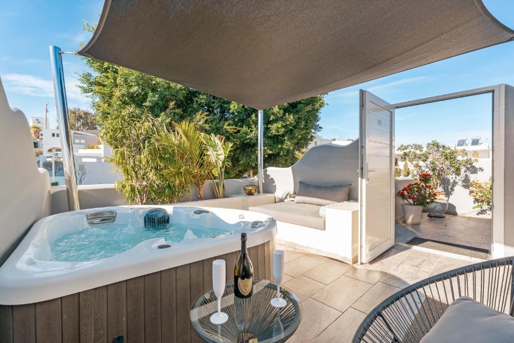 Oasis Suites Fira in Fira