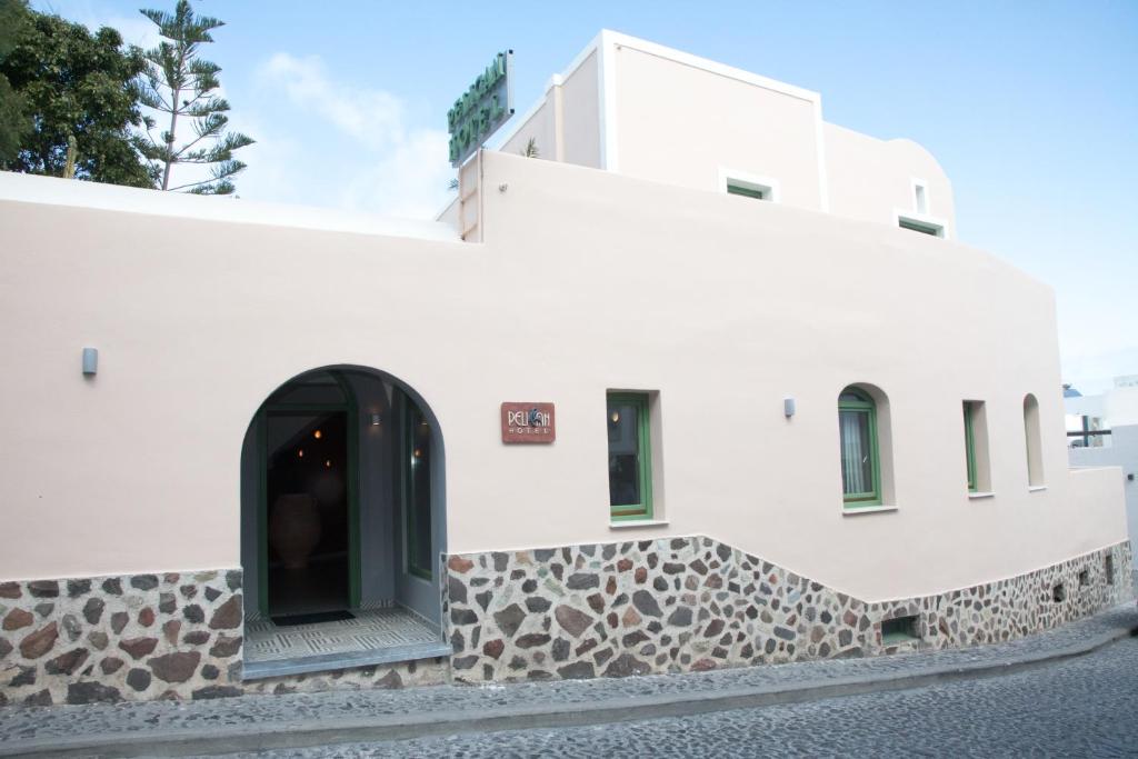 Pelican Hotel in Fira