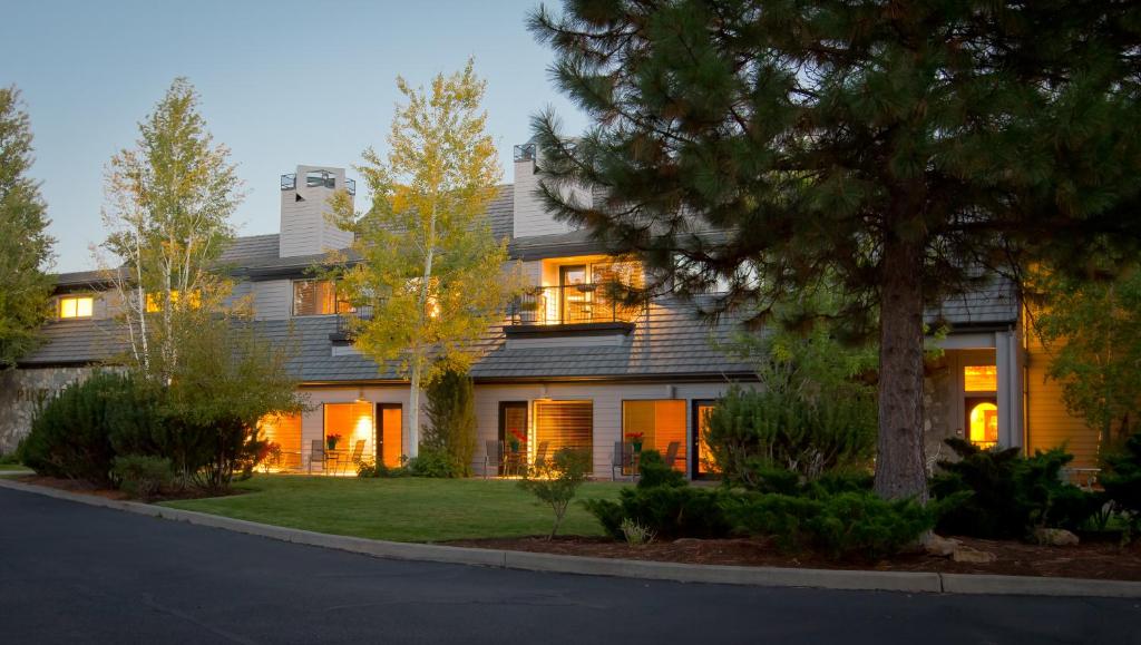 Pine Ridge Inn in Bend