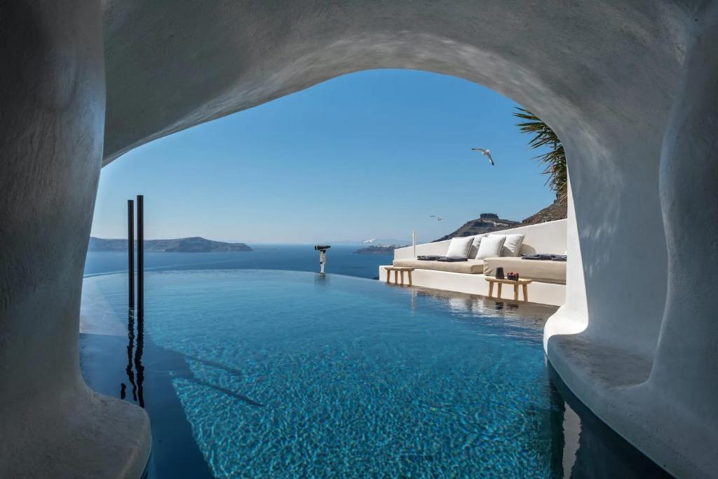 Porto Fira Suites in Fira
