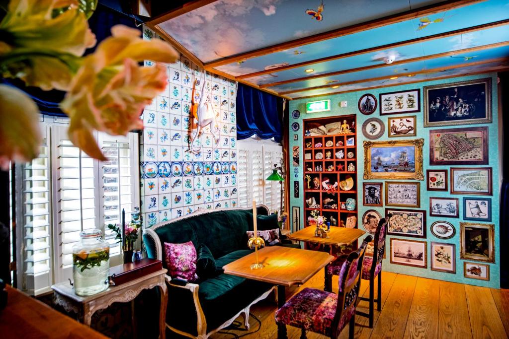 Rosalia's Menagerie Cocktail bar & InnUpstairs in Amsterdam