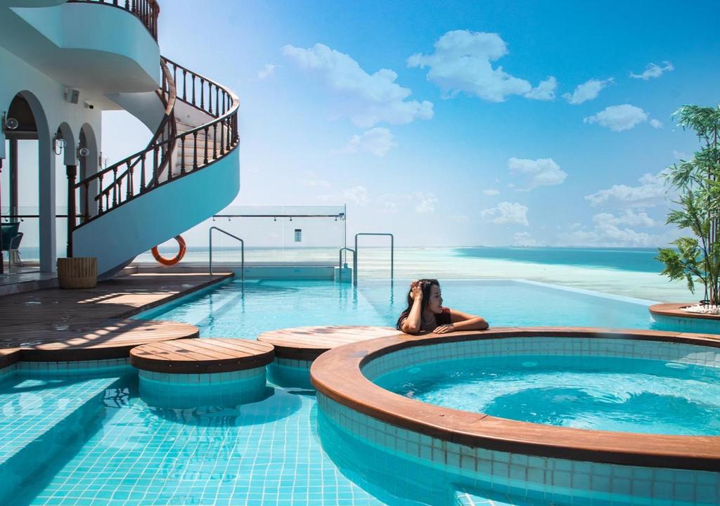 Stone Hotels Dhiffushi in North Malé Atoll