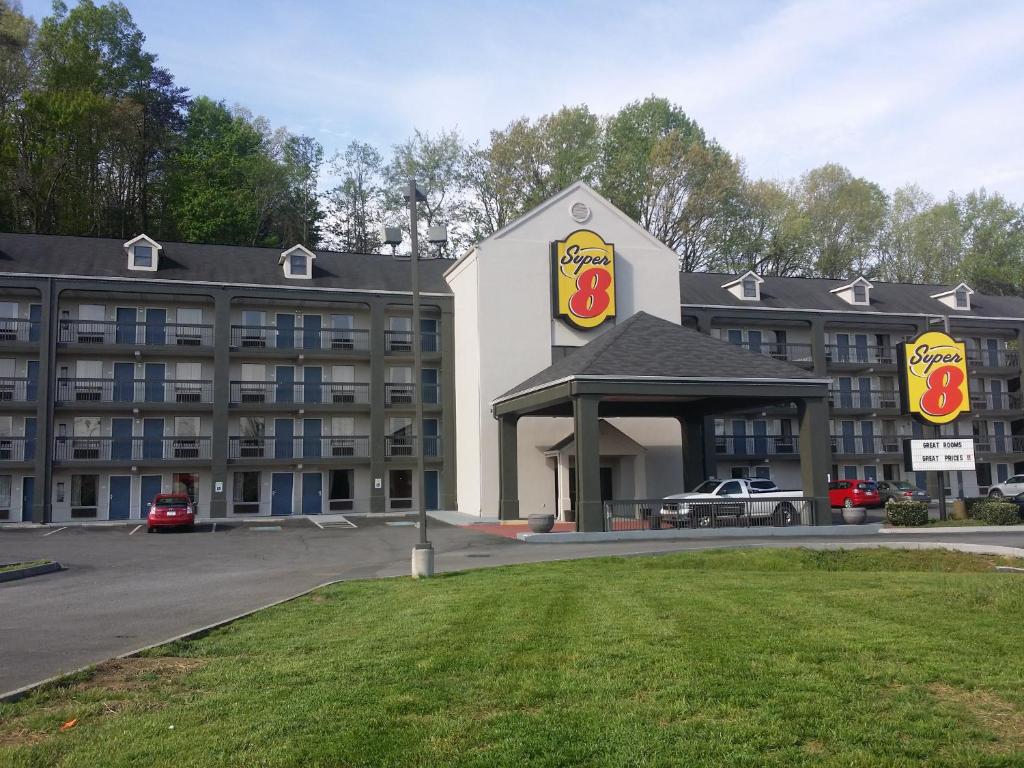 Super 8 by Wyndham Pigeon Forge-Emert St in Pigeon Forge