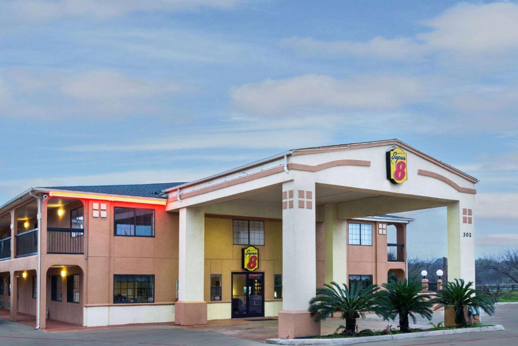 Super 8 by Wyndham San Antonio/Riverwalk Area in San Antonio