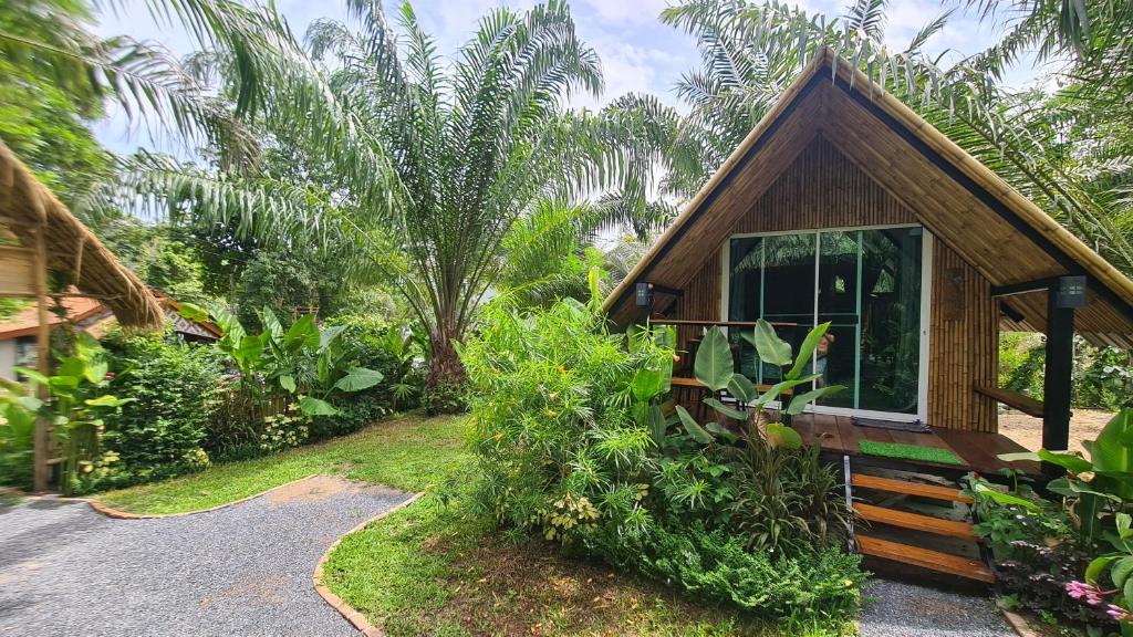 Tee Bungalow in the jungle in Railay Beach
