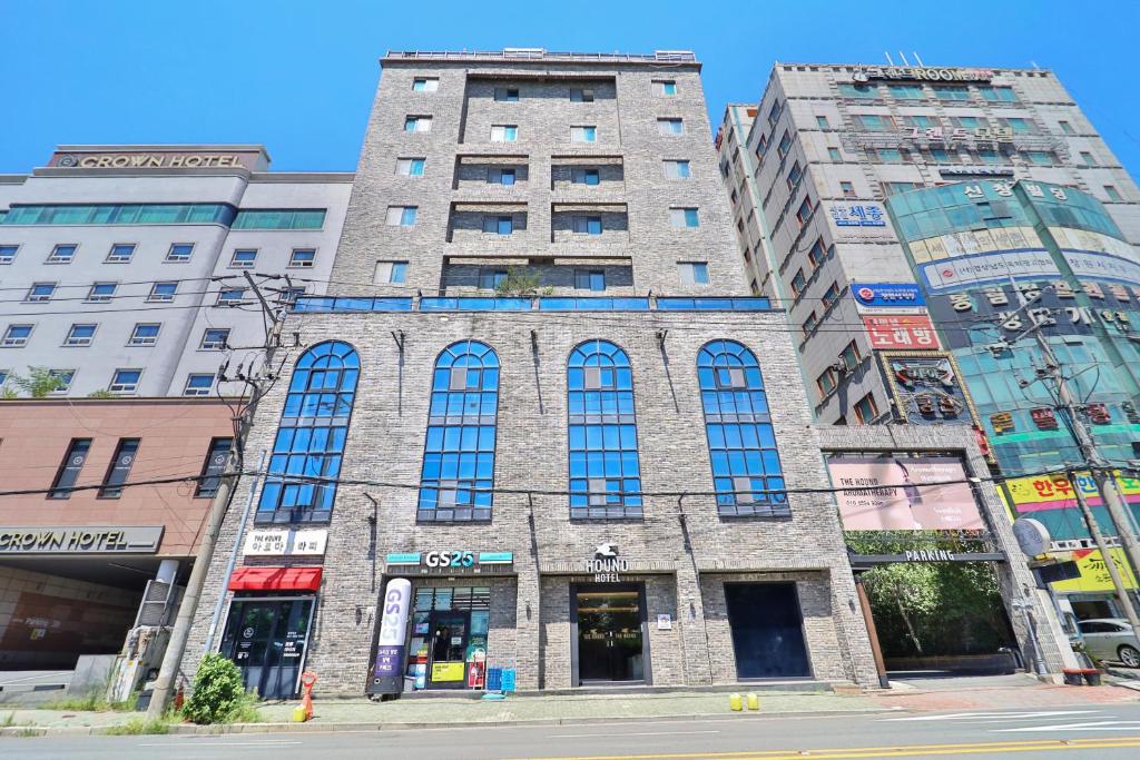 The Hound Hotel Changwon Terminal in Changwon