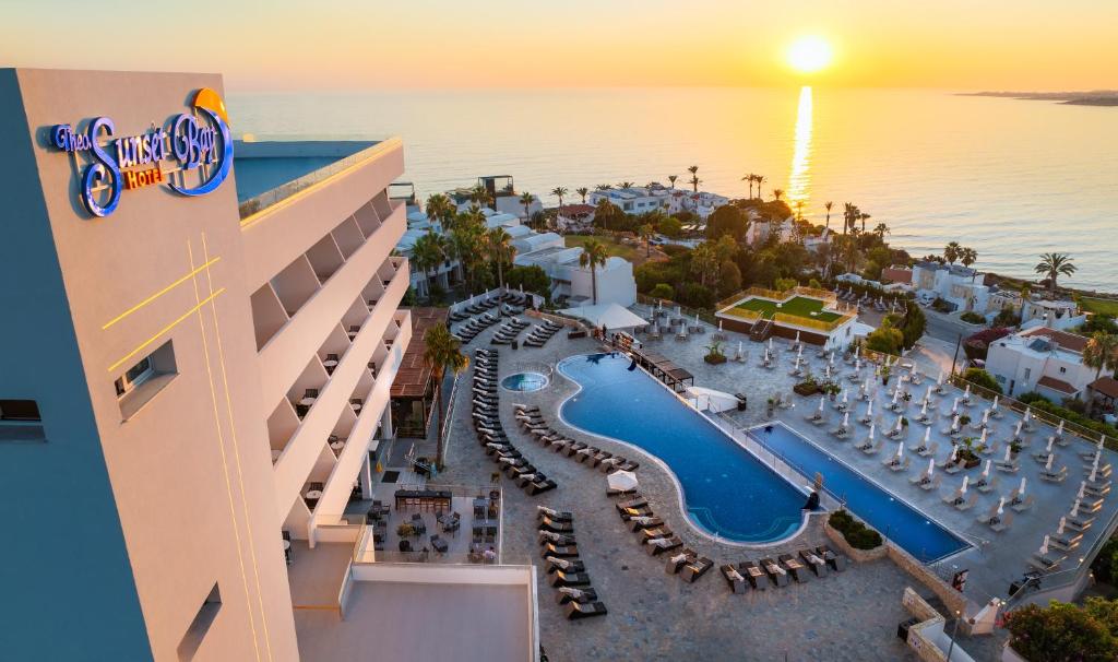 Theo Sunset Bay Hotel in Paphos