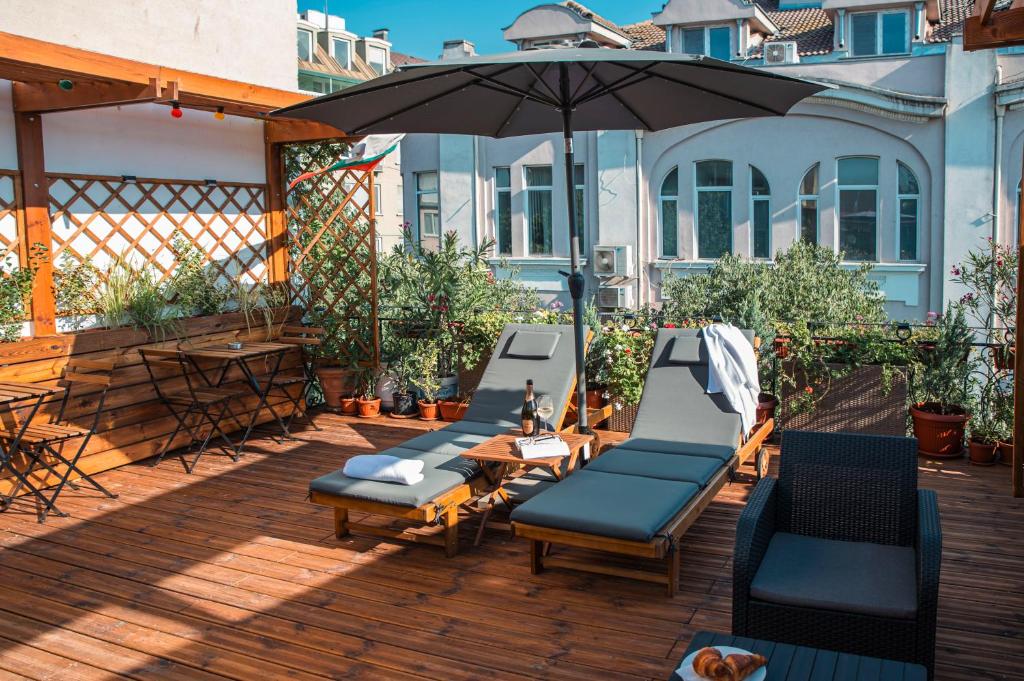 Three Dolphins Hotel with a Rooftop terracе in Varna