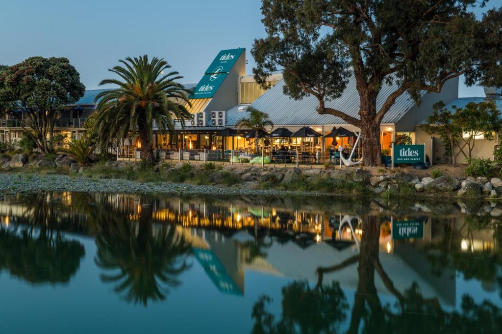 Tides Hotel in Nelson