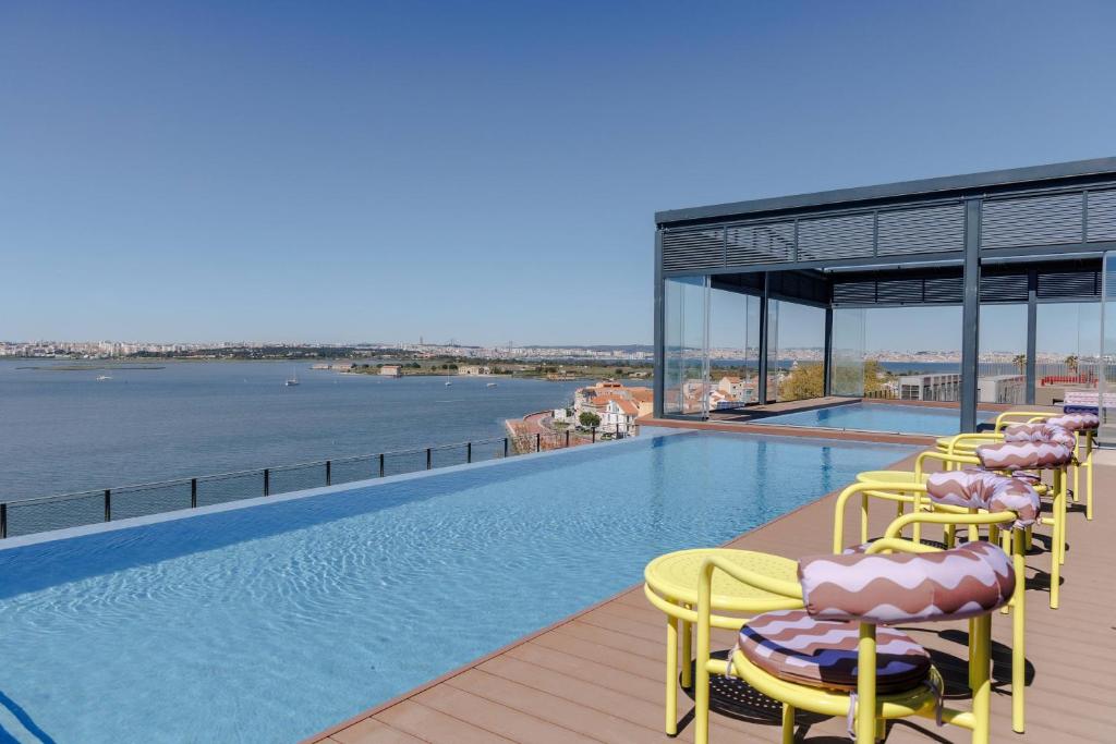 Upon Harbor - Seixal Bay Hotel in Seixal