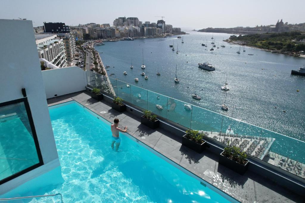 Verdi Gzira Promenade in Sliema