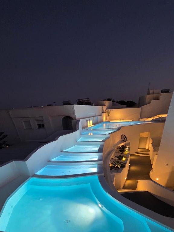 White Concept Caves in Imerovigli