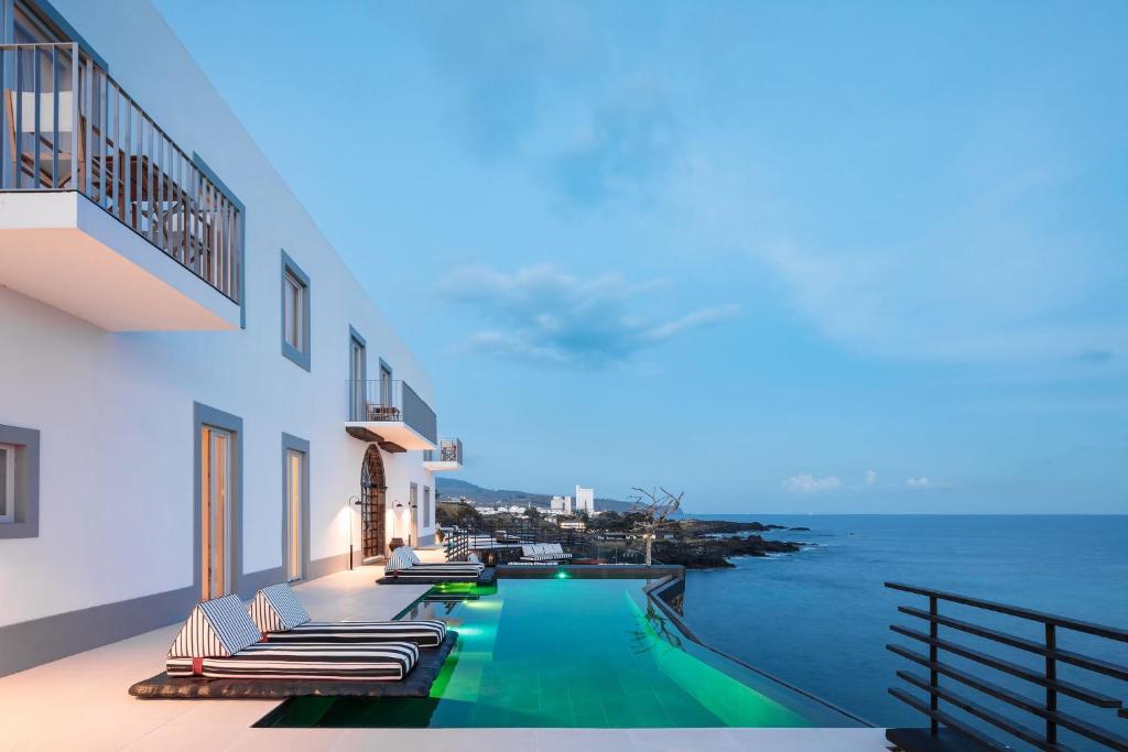 White Exclusive Suites & Villas in Lagoa